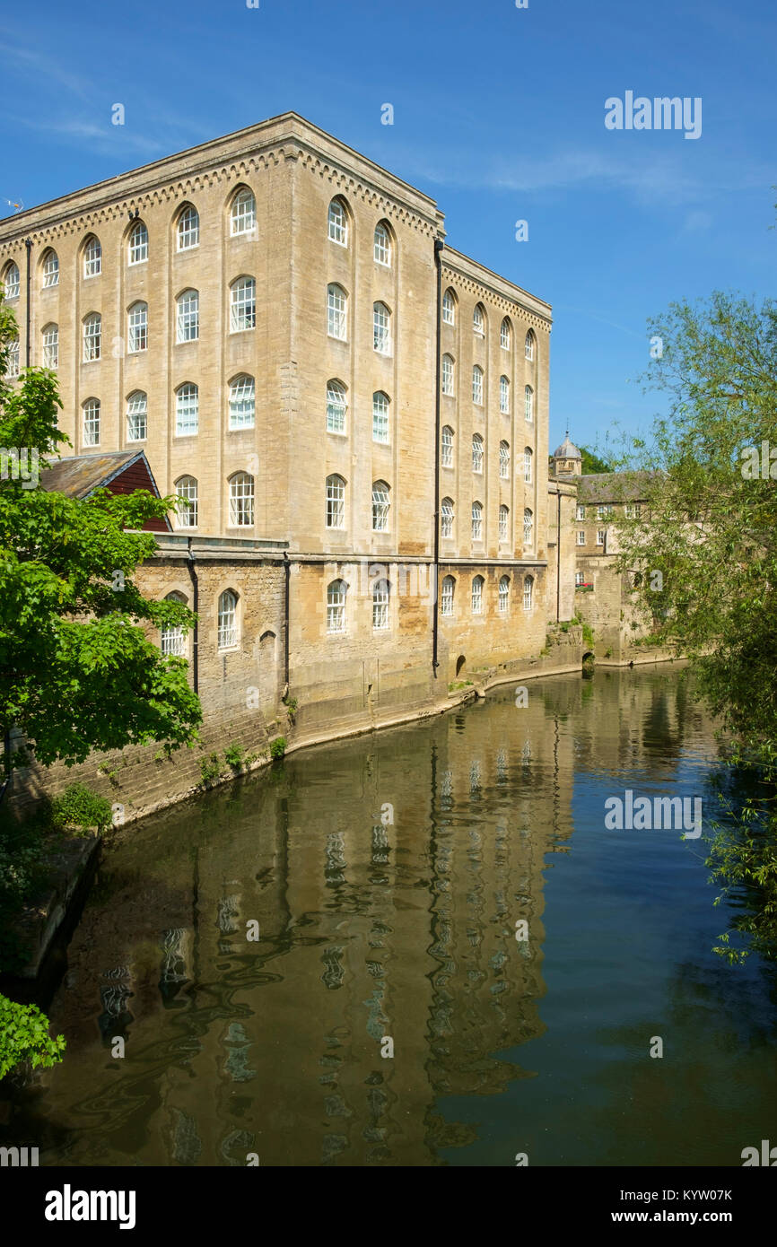 Pittoresca vecchia architettura industriale lungo il fiume Avon nel sole primaverile, Bradford on Avon, Wiltshire, Regno Unito Foto Stock