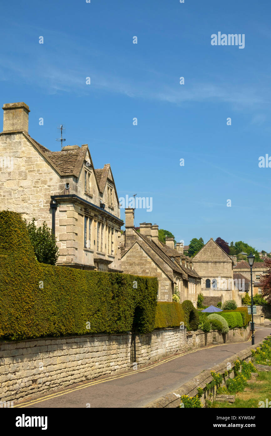Pittoresche vecchie case intorno alla chiesa, Bradford-on-Avon, Wiltshire, Regno Unito Foto Stock