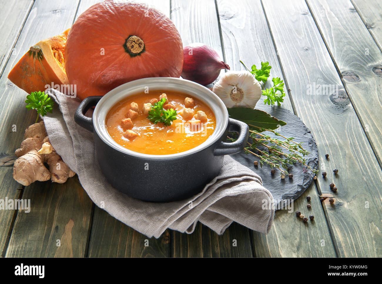 Piccante Crema di zucca zuppa di aglio, cipolla rossa e zenzero. Le zuppe è servita 0nella coppa in ceramica con prezzemolo e crostini. Ingredienti: zucche, carr Foto Stock