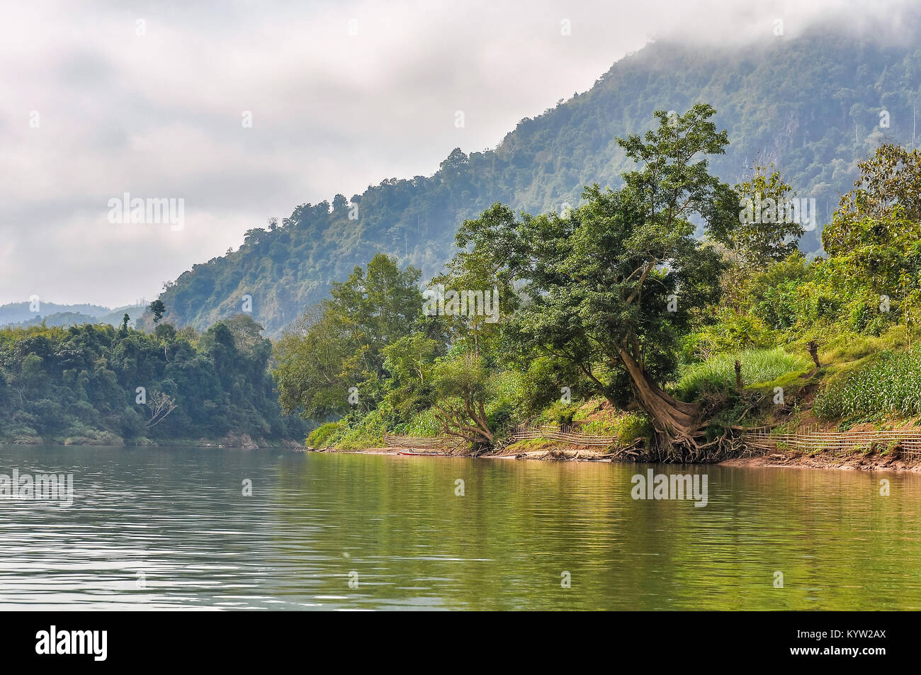 Il paesaggio lungo il fiume sul fiume Nam Ou nel nord del Laos Foto Stock
