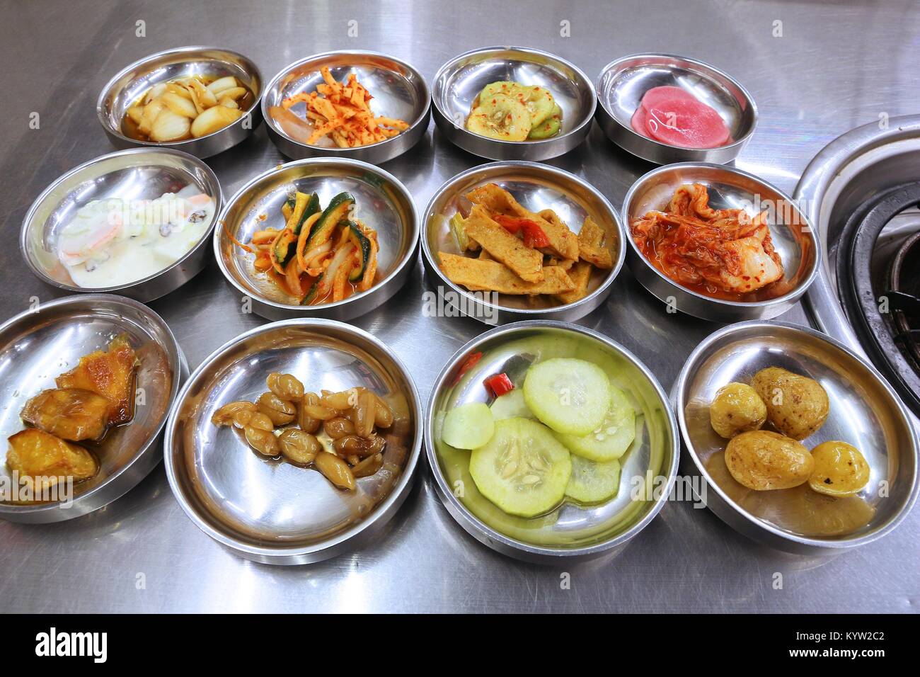 Il coreano antipasti impostare compresi kimchi cavolo, jangajji sottaceti, cetriolo, dolce Arachidi, patate, radicchio e cipolla. Foto Stock