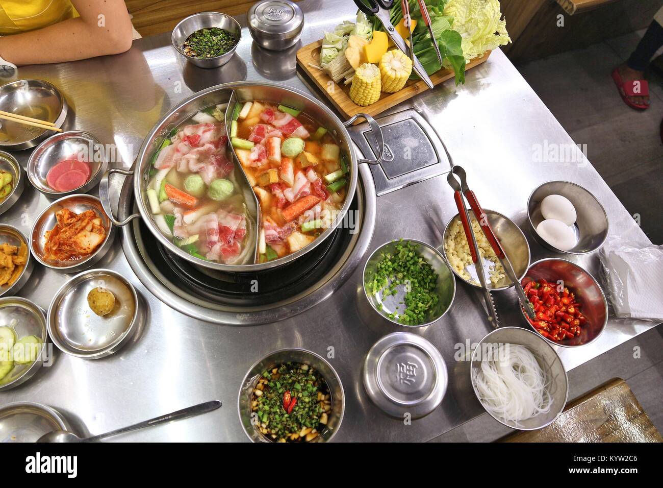 Shabushabu - il ristorante Coreano style dove è possibile preparare il proprio brodo deliziosi. Foto Stock