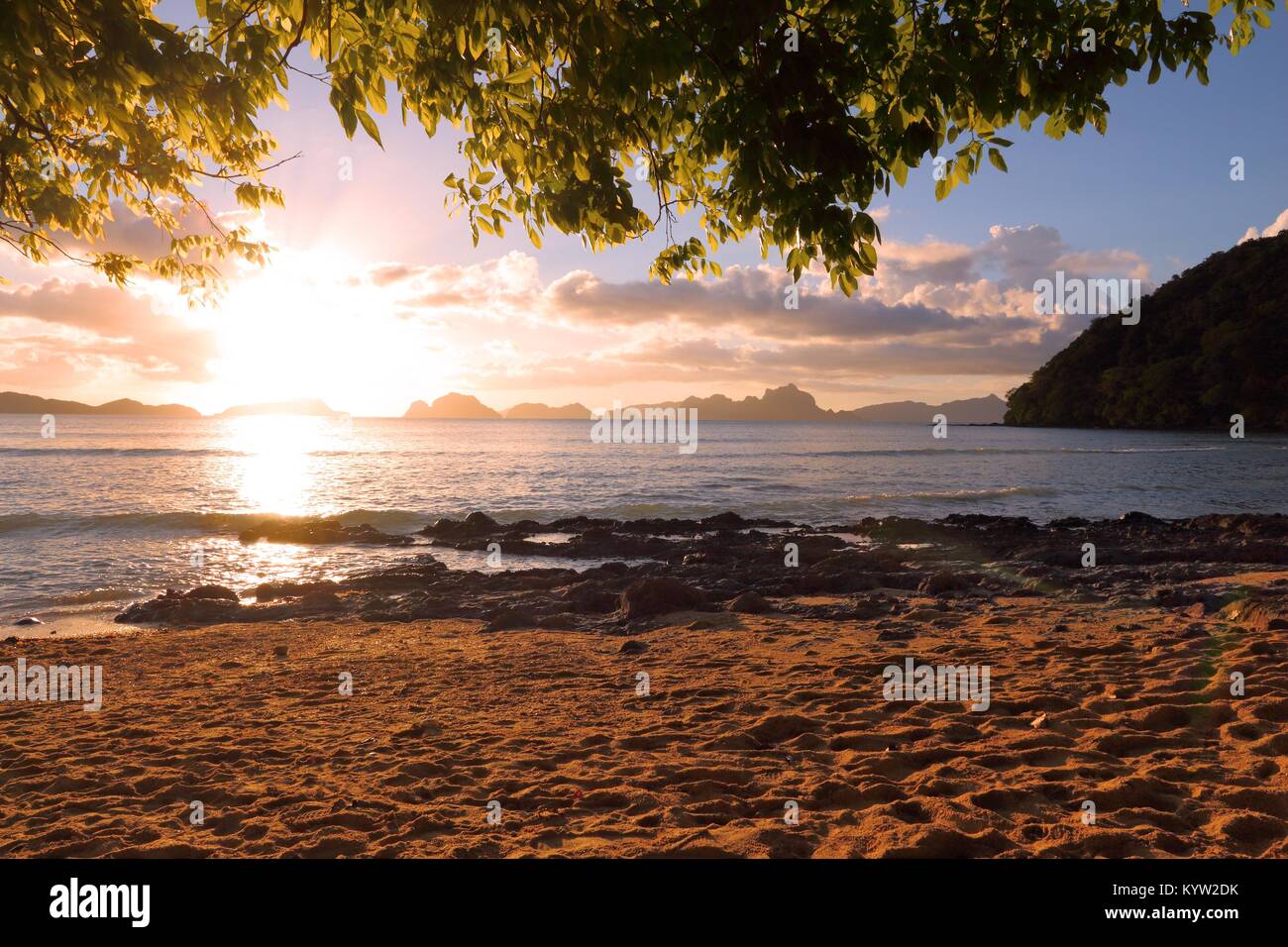 Isola di Palawan tramonto - spiaggia paesaggio nelle Filippine. Foto Stock
