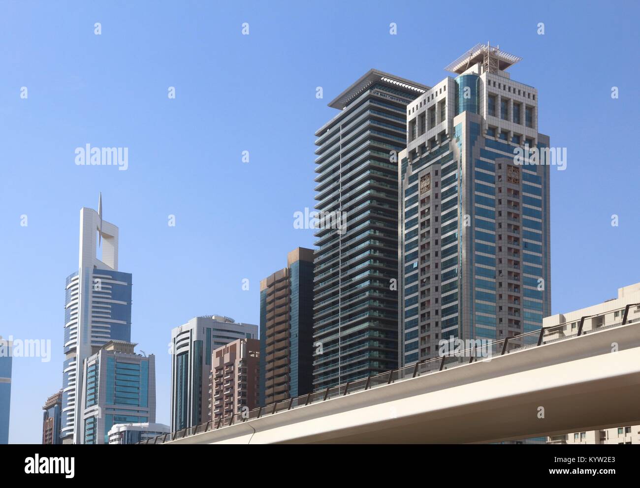 I grattacieli di Dubai nel centro commerciale del distretto. Edificio per uffici skyline. Foto Stock
