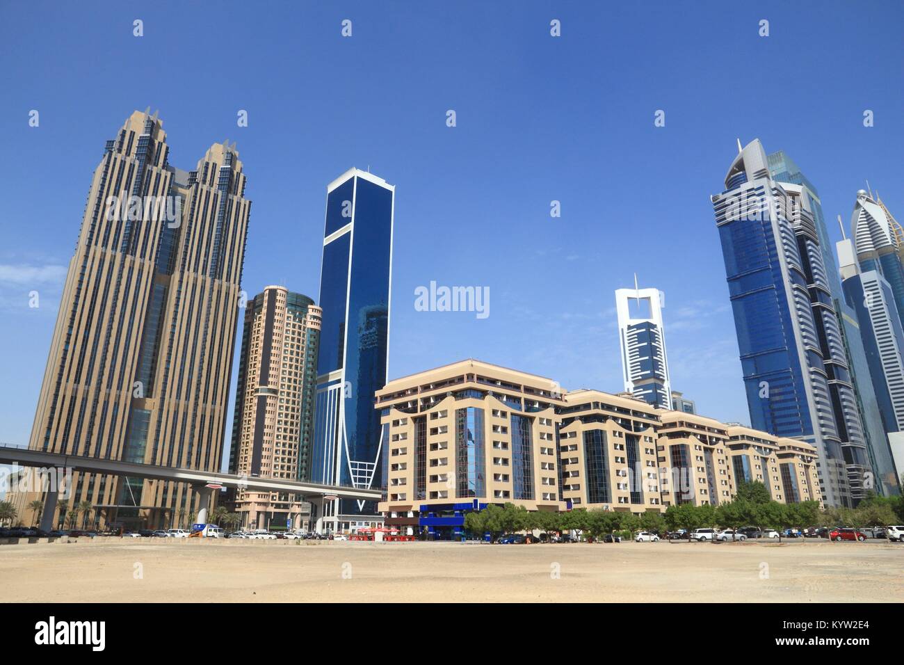 I grattacieli di Dubai nel centro commerciale del distretto. Edificio per uffici skyline. Foto Stock