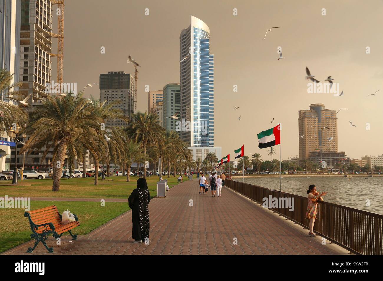 SHARJAH EMIRATI ARABI UNITI - 10 dicembre 2017: la gente visita il lungomare in Sharjah Emirati arabi uniti. Questo terzo popolosa città degli EMIRATI ARABI UNITI è la capitale di Emirato di Sharjah. Foto Stock