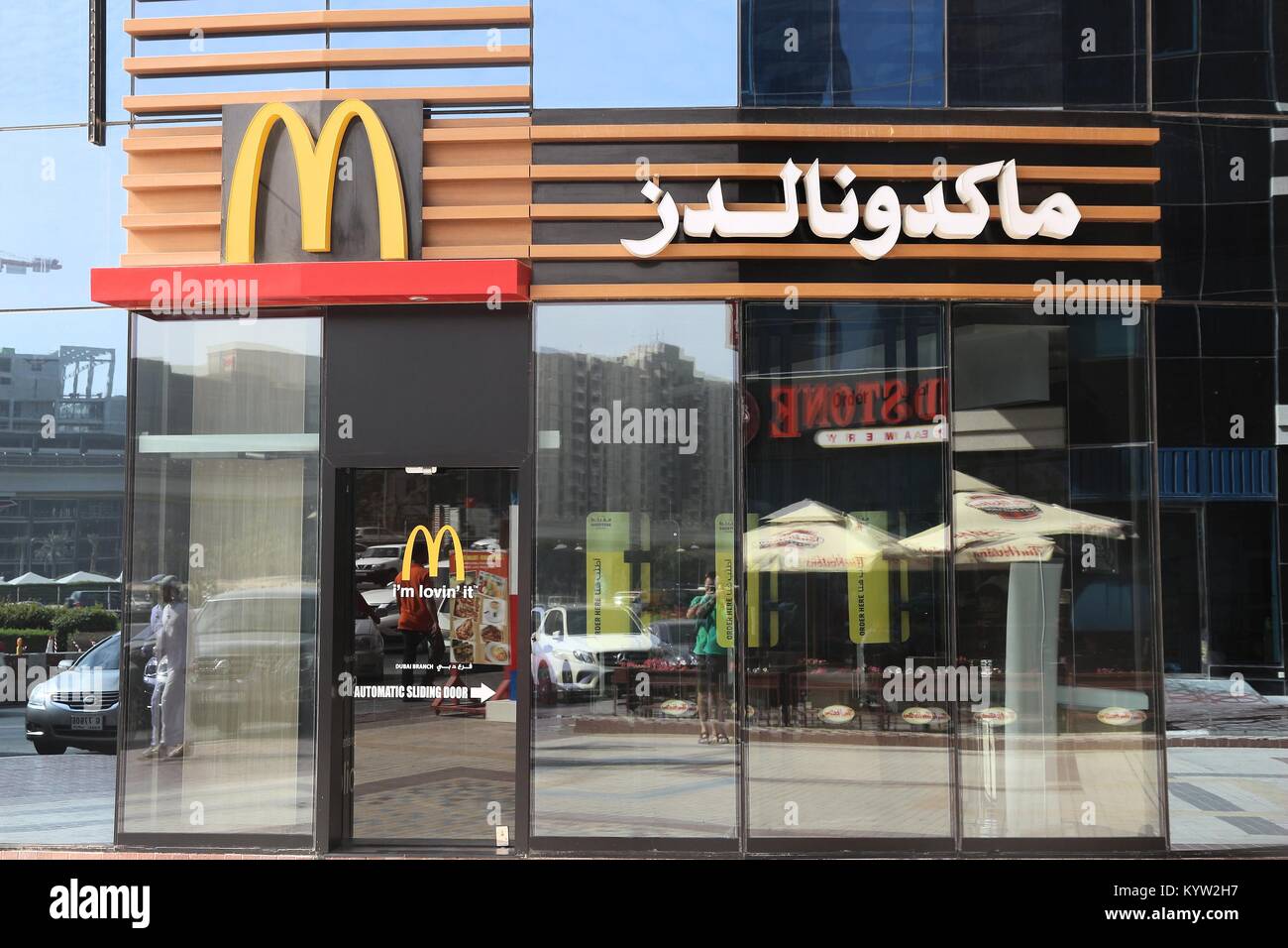 DUBAI, Emirati Arabi Uniti - 22 novembre 2017: McDonald's ristorante fast food in Dubai. McDonald's è il più grande del mondo ristorante della catena con 69 milioni di clienti Foto Stock