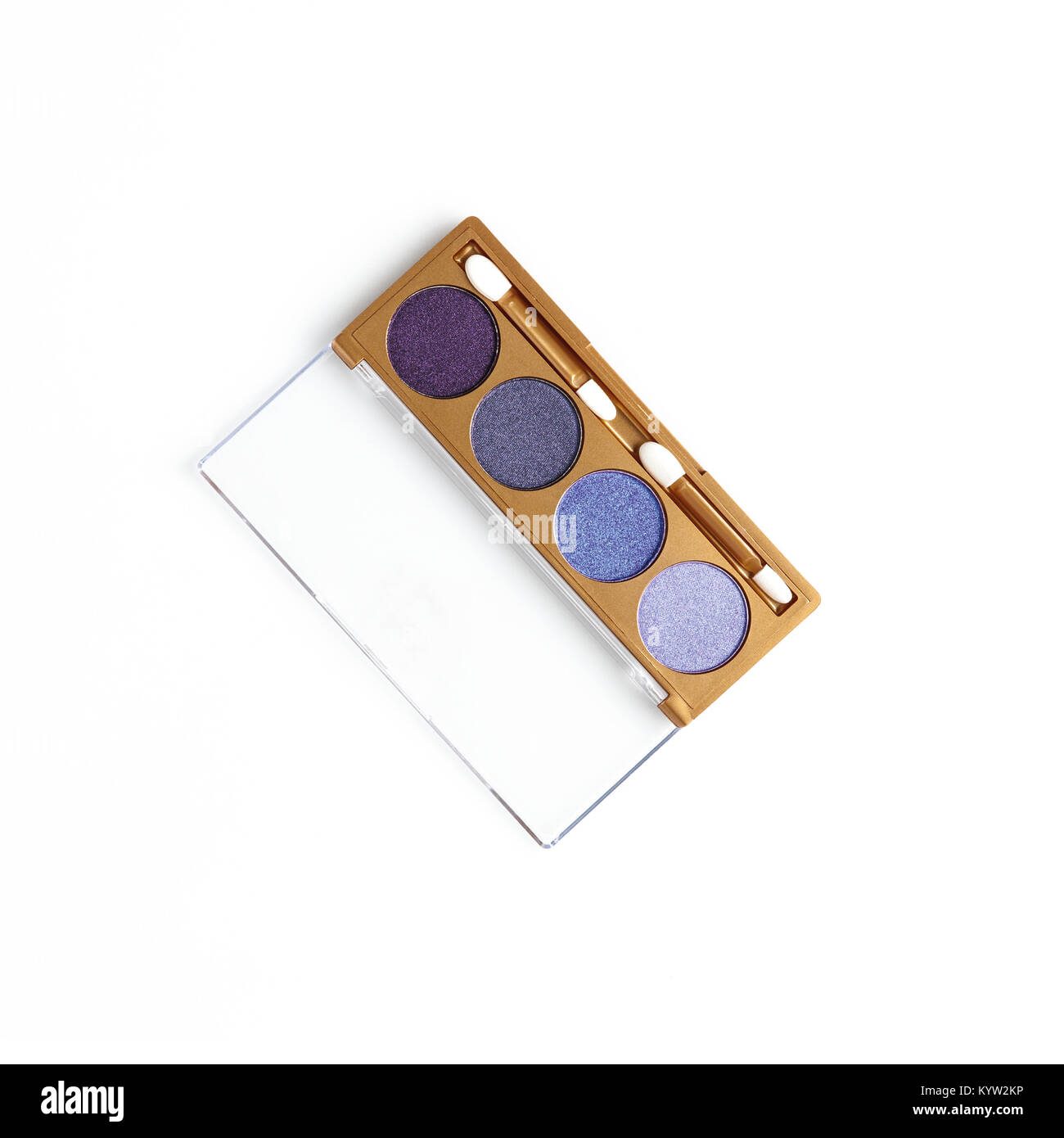 Vista superiore del contenitore aperto con diverse ombreggiato viola occhio cosmetici ombre isolato su bianco Foto Stock