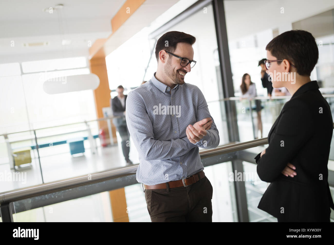 La gente di affari avendo divertimento durante la pausa in un ufficio Foto Stock