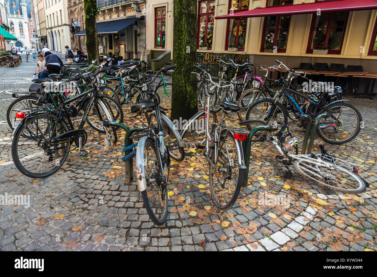 Bruges, Belgio - 31 agosto 2017: un sacco di biciclette parcheggiate e la gente a camminare su una strada della città medievale di Bruges, Belgio Foto Stock