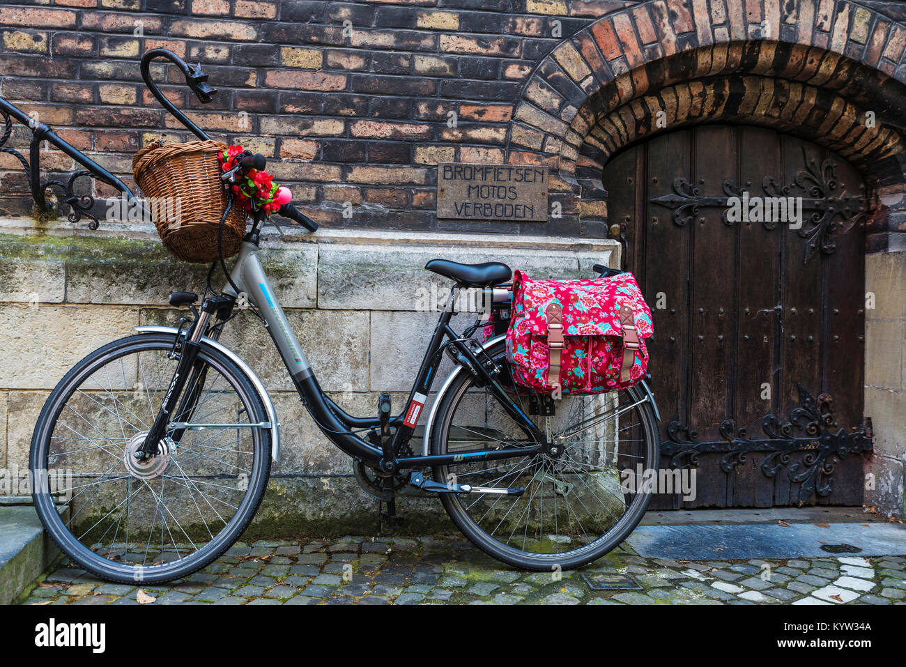 Bruges, Belgio - 31 agosto 2017: Bicicletta elettrica parcheggiata su una strada della città medievale di Bruges, Belgio Foto Stock