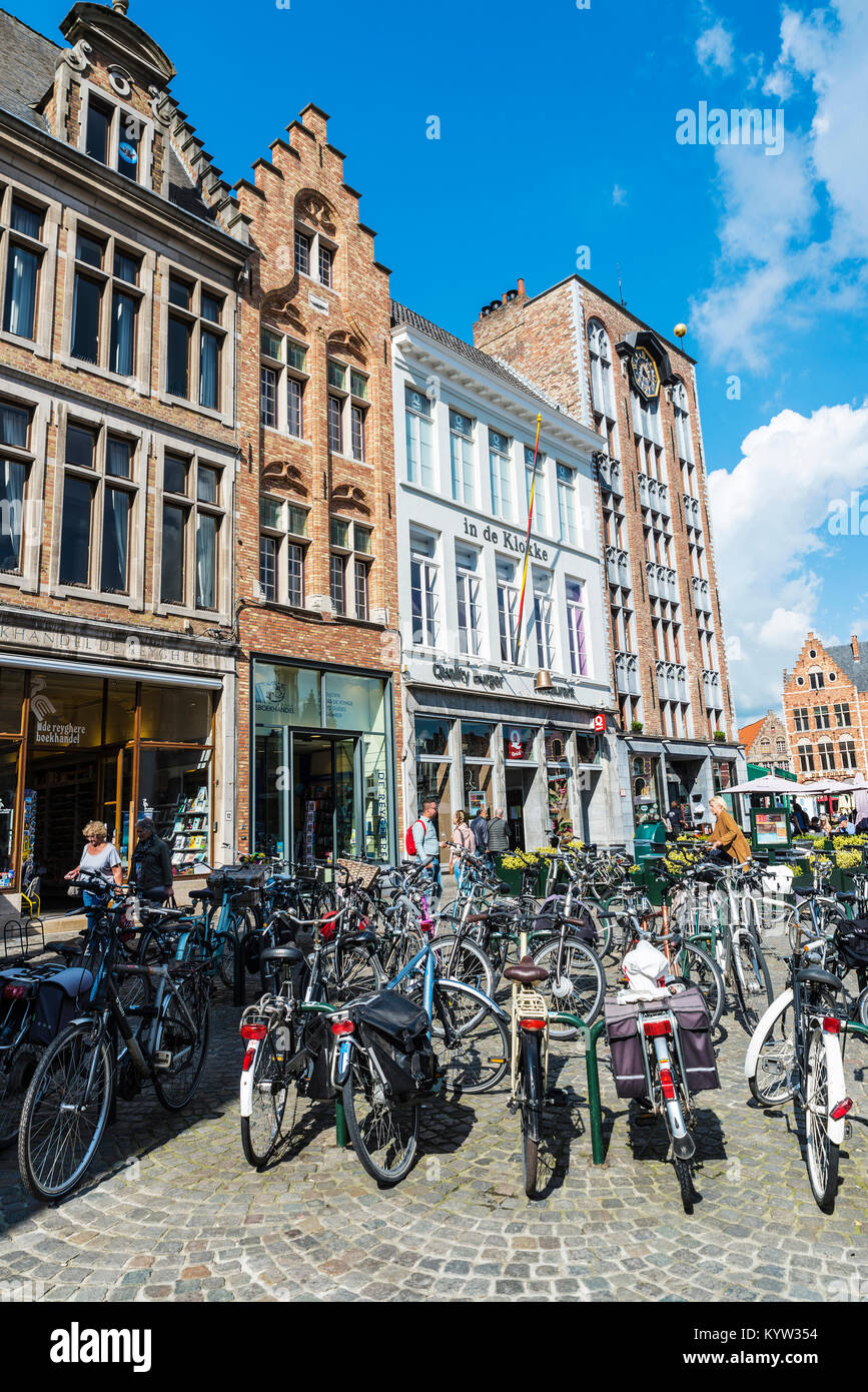 Bruges, Belgio - 31 agosto 2017: un sacco di biciclette parcheggiate e la gente a camminare su una strada della città medievale di Bruges, Belgio Foto Stock