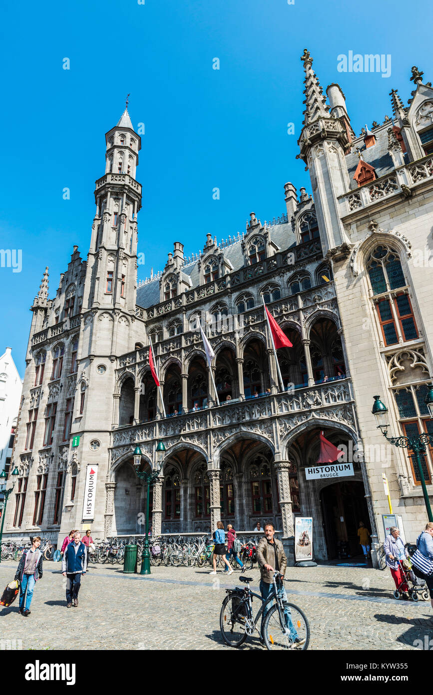 Bruges, Belgio - 31 agosto 2017: facciata della Historium Brugge, un museo dedicato alla storia della città medievale di Bruges con persone intorno a Foto Stock