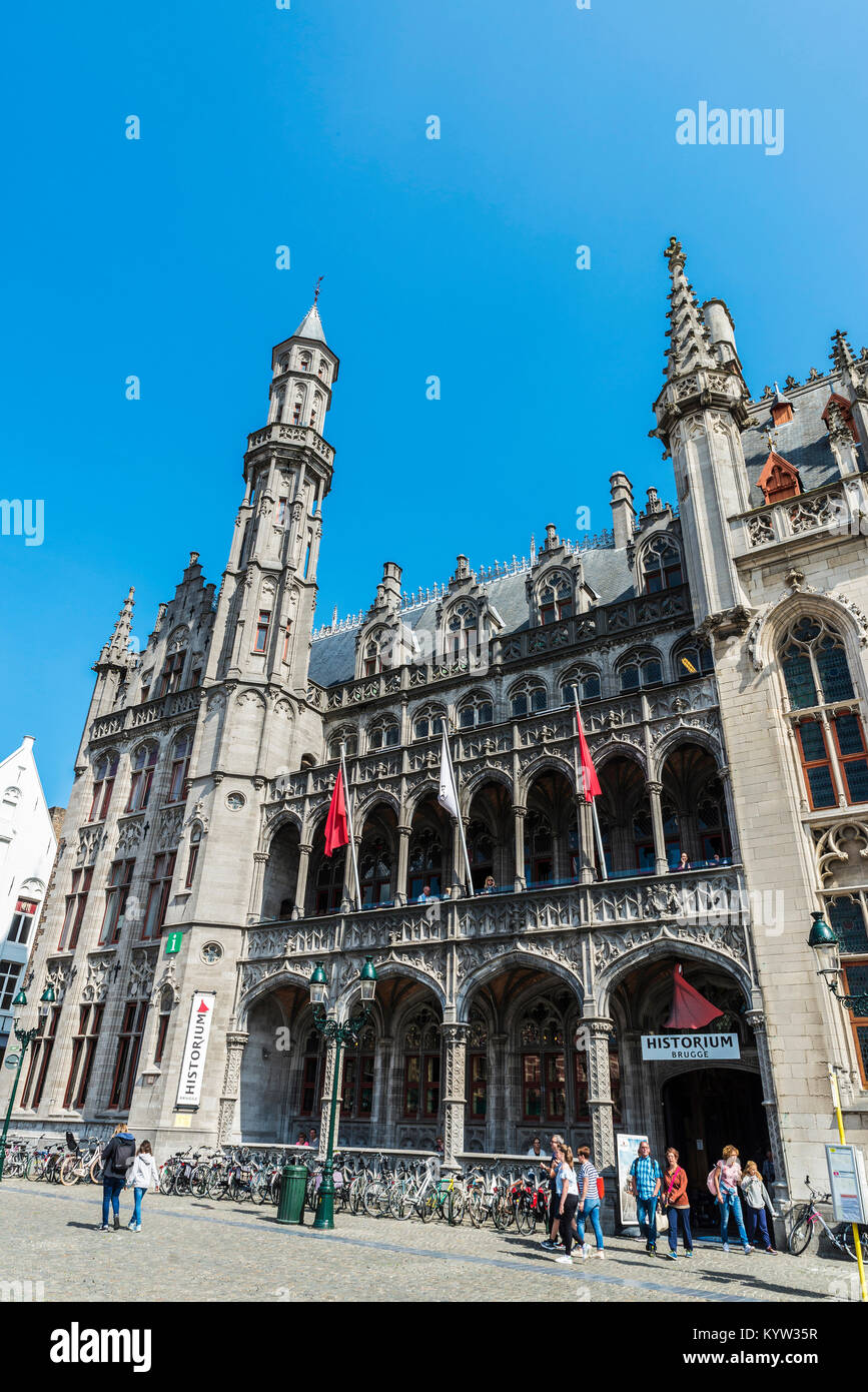 Bruges, Belgio - 31 agosto 2017: facciata della Historium Brugge, un museo dedicato alla storia della città medievale di Bruges con persone intorno a Foto Stock