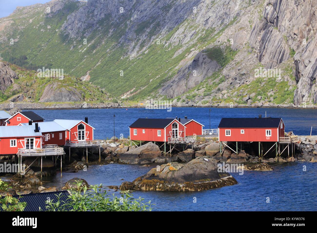 Arcipelago delle Lofoten in Norvegia. Nusfjord villaggio di pescatori in Flakstadoya isola. Foto Stock