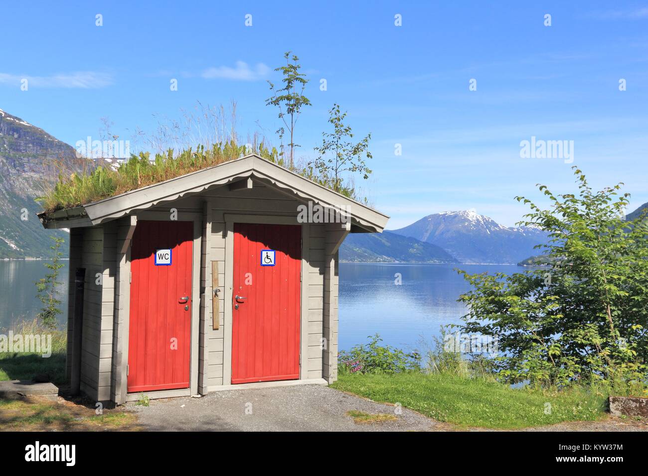 Restroom turistico in corrispondenza di una zona di riposo accanto a un fiordo in Norvegia. Hardangerfjord area. Foto Stock
