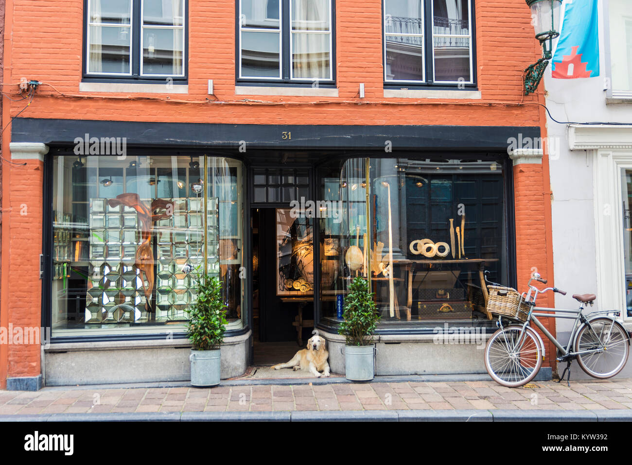 Bruges, Belgio - 31 agosto 2017: negozio o galleria d'arte con un cane in appoggio nel suo ingresso nella città medievale di Bruges, Belgio Foto Stock