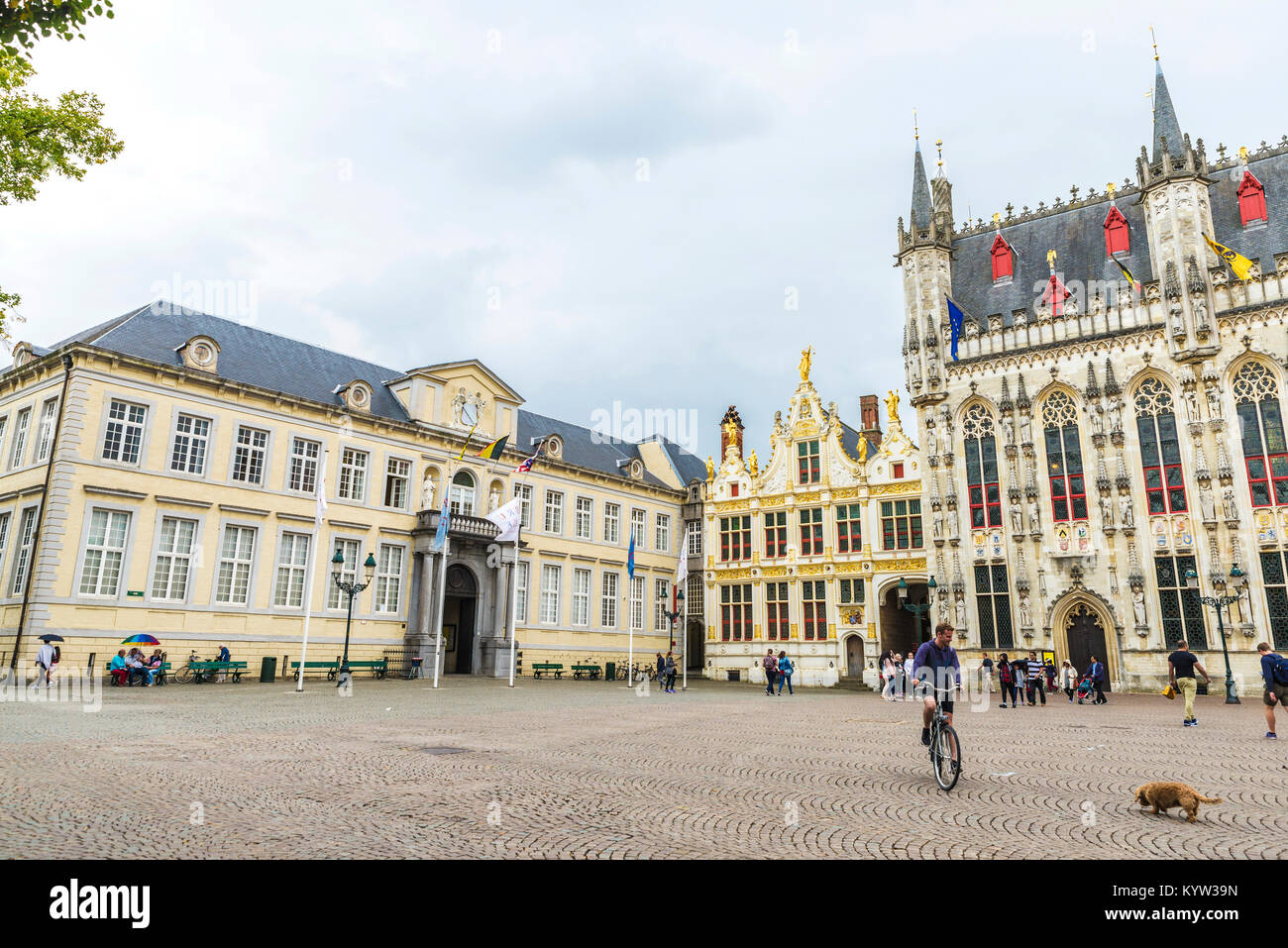 Bruges, Belgio - 31 agosto 2017: complesso architettonico in Piazza Burg con la City Hall e la vecchia registro civile ( Fietskoetsen ) e persone wa Foto Stock