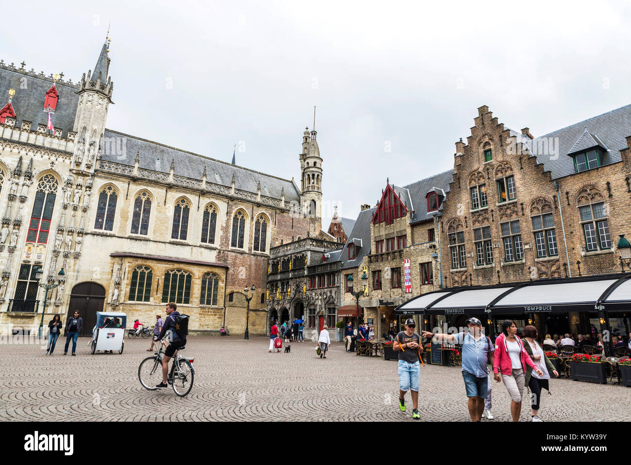 Bruges, Belgio - 31 agosto 2017: complesso architettonico in Piazza Burg con ristoranti e la gente a piedi nella città medievale di Bruges, Belg Foto Stock