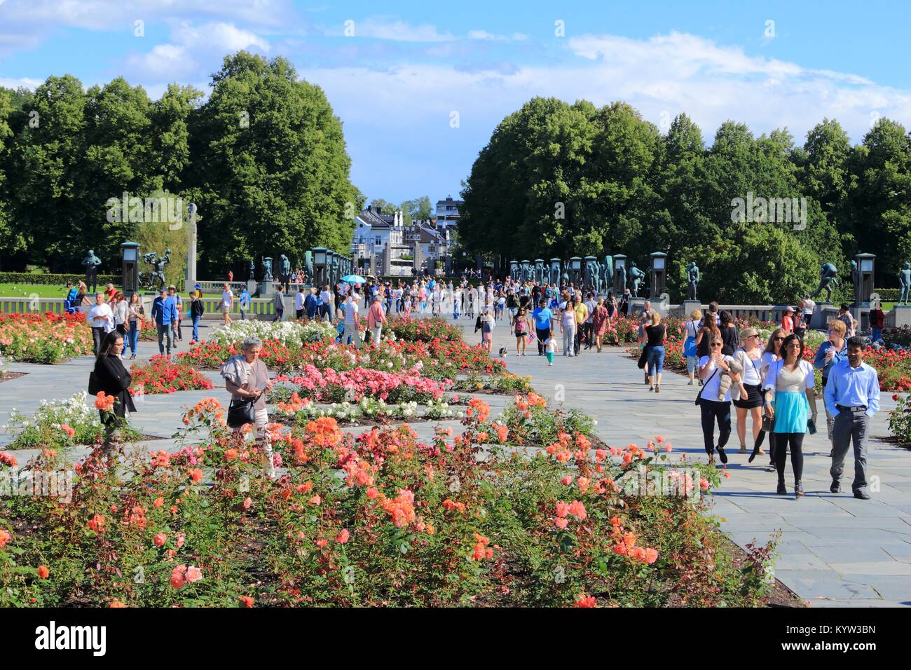 OSLO, Norvegia - 2 agosto 2015: la gente visita i giardini e Vigeland installazione nel Parco Frogner, Oslo. 212 sculture intorno al parco sono stati tutti progettati Foto Stock