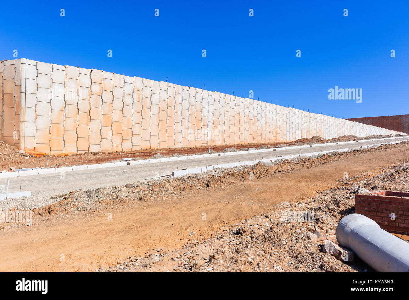 La costruzione dei terrapieni paesaggio industriale di strade con elevato di bloccaggio tra i blocchi di calcestruzzo per pareti di ritegno strutture sulla nuova zona di sviluppo. Foto Stock