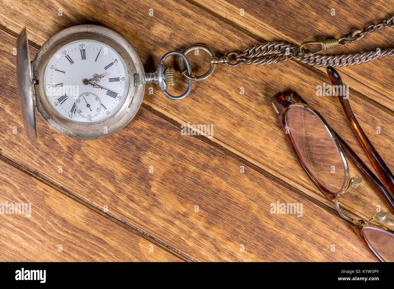 Occhiali e Siver orologio da tasca in legno.Vista Superiore Foto Stock