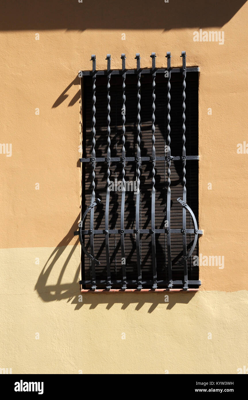 Architettura catalana;parete con finestra e grill Foto Stock