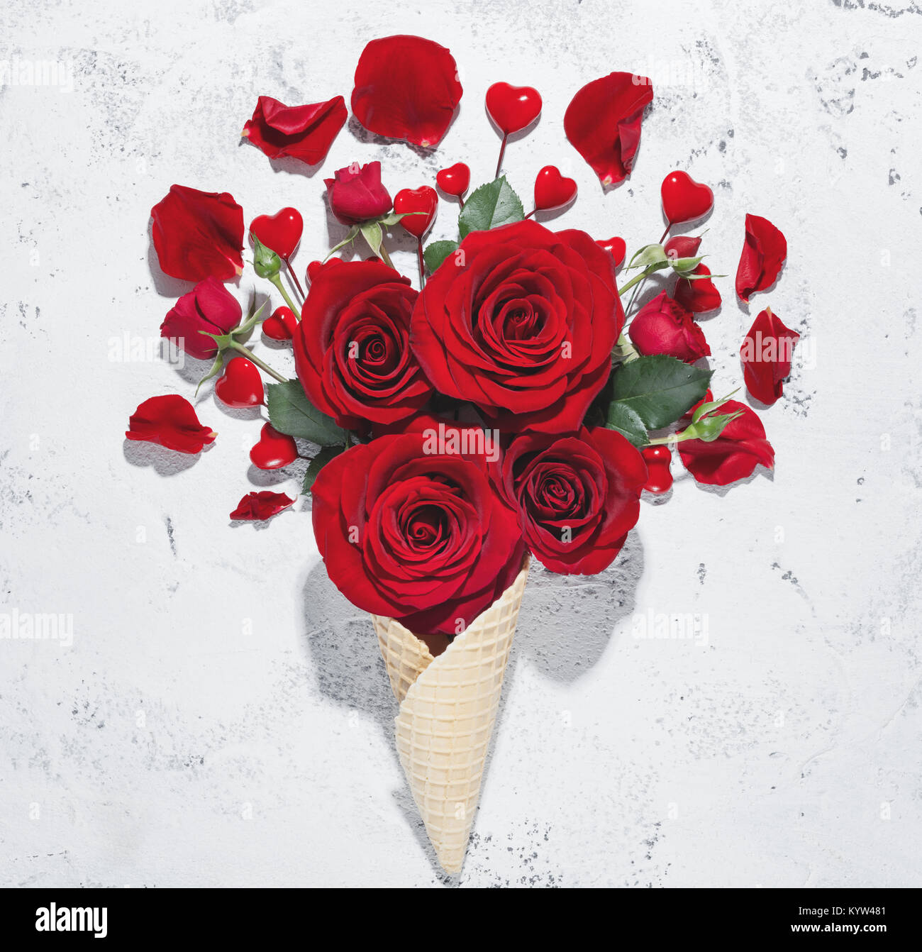 Cono gelato con fiori di rose laici piatta Foto Stock
