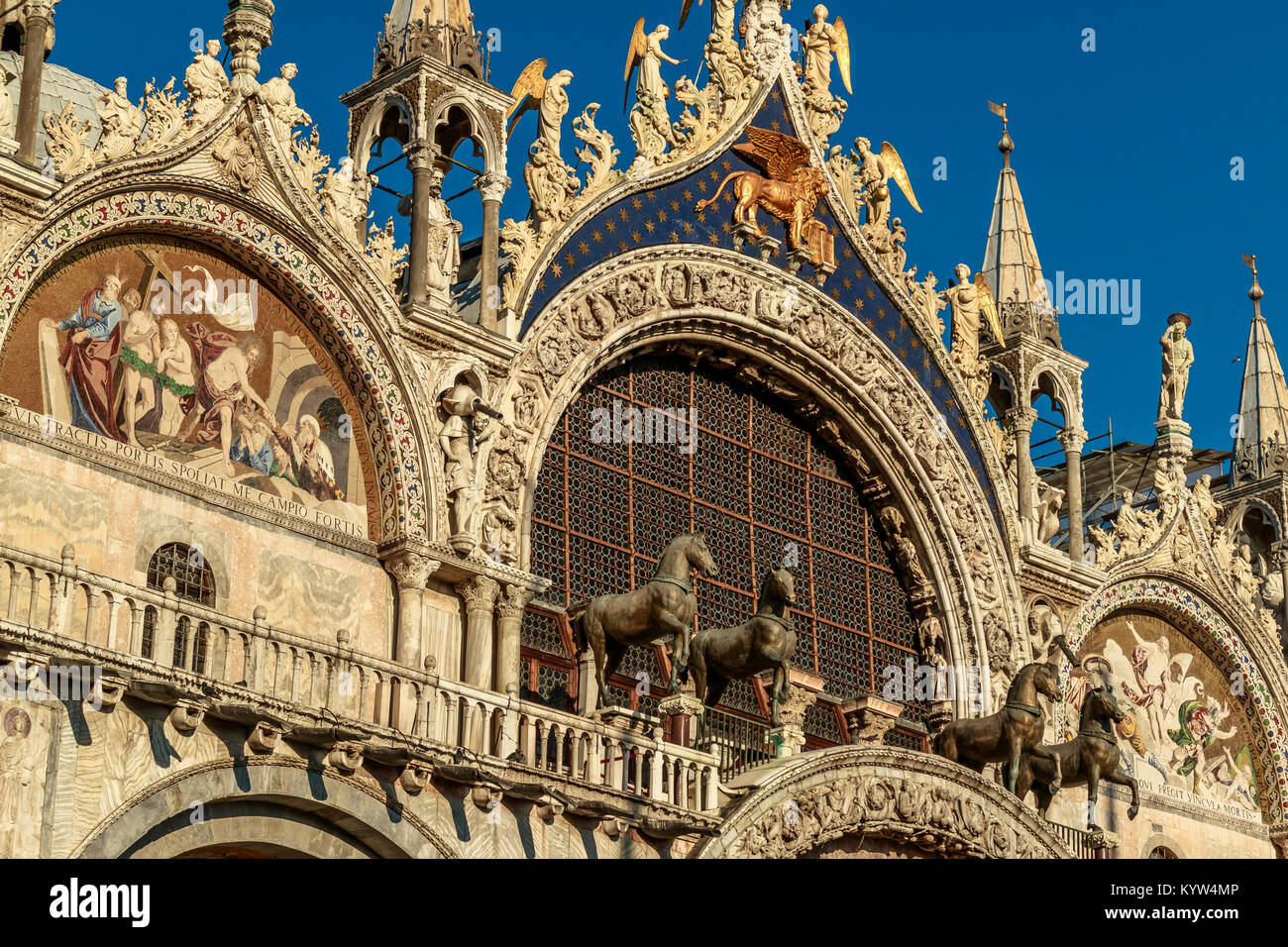 Davanti alla Basilica di San Marco con oro e statue, Venezia, Italia. 2017. Foto Stock
