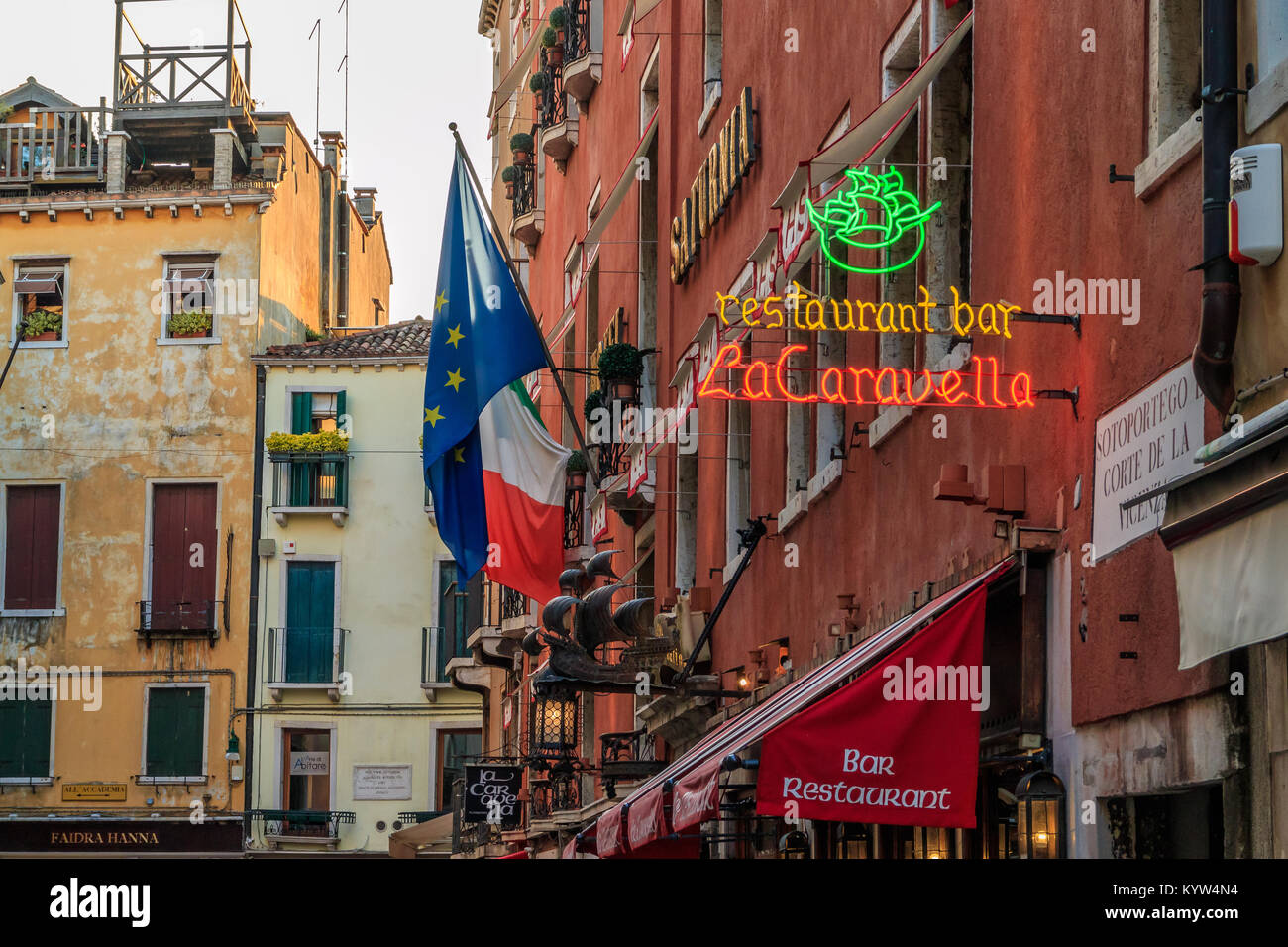 Parte anteriore e segno di La Caravella Ristorante e bar accanto all'Hotel Saturnia nel centro di Venezia, Italia. Aprile 2017. Foto Stock