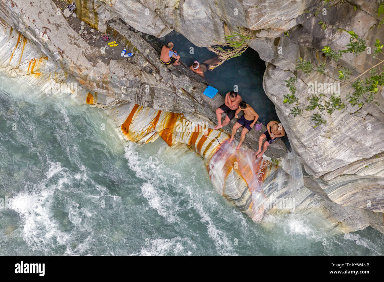 I bagnanti sono di relax presso la piscina termale di Wenshan Hot Springs nel Parco Nazionale di Taroko Foto Stock