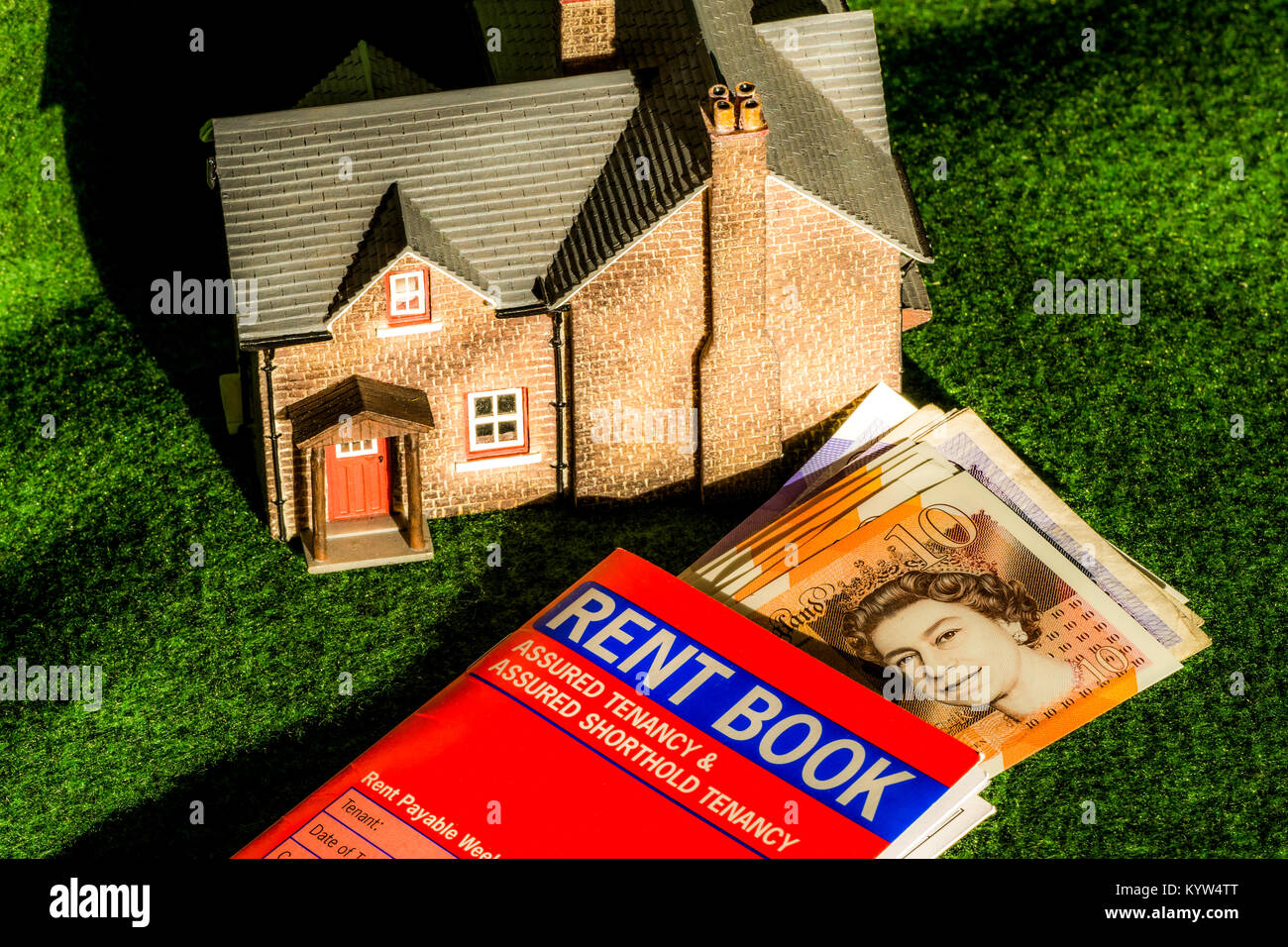 Modello di casa, rent book (per certi shorthold tenancy, in Inghilterra e Galles) e sterline note. Concetto generale di noleggio / Locazione a casa. Foto Stock