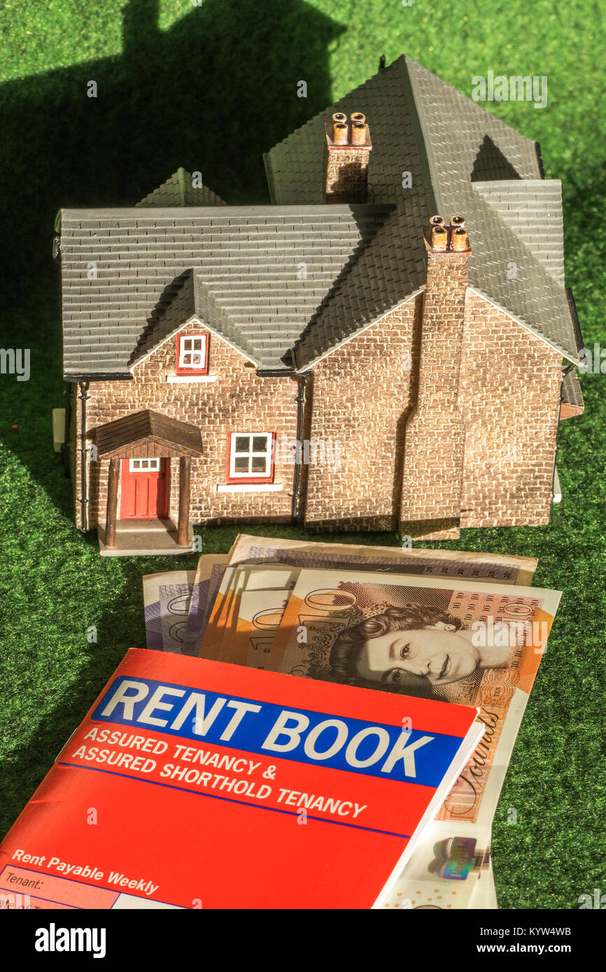Modello di casa, rent book (per certi shorthold tenancy, in Inghilterra e Galles) e sterline note. Concetto generale di noleggio / Locazione a casa. Foto Stock