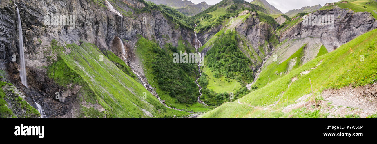 Bellissimo anfiteatro naturale con molte cascate nelle Alpi della Svizzera Foto Stock