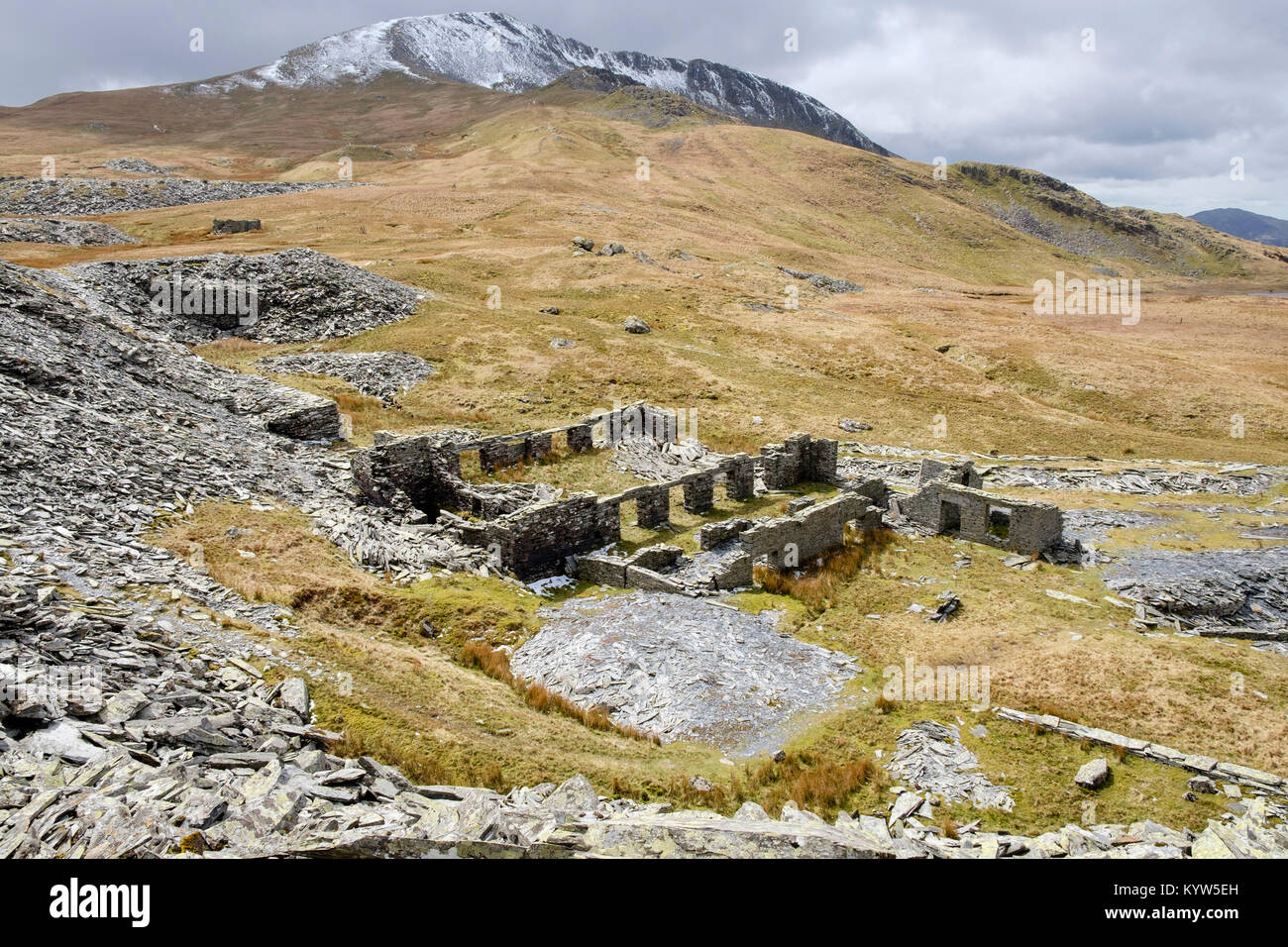 Le antiche rovine di Rhosydd cava di ardesia mulino sul livello tre nella parte superiore del sito di seguito Moelwyn Mawr in Snowdonia Tanygrisiau Blaenau Ffestiniog Gwynedd Wales UK Foto Stock