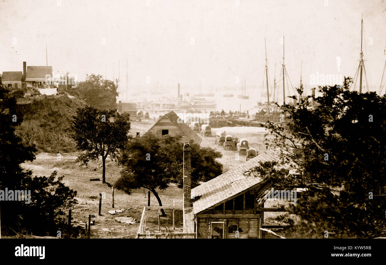 Vista della città punto, Virginia, con carri coperti in movimento verso il molo e il porto in background Foto Stock