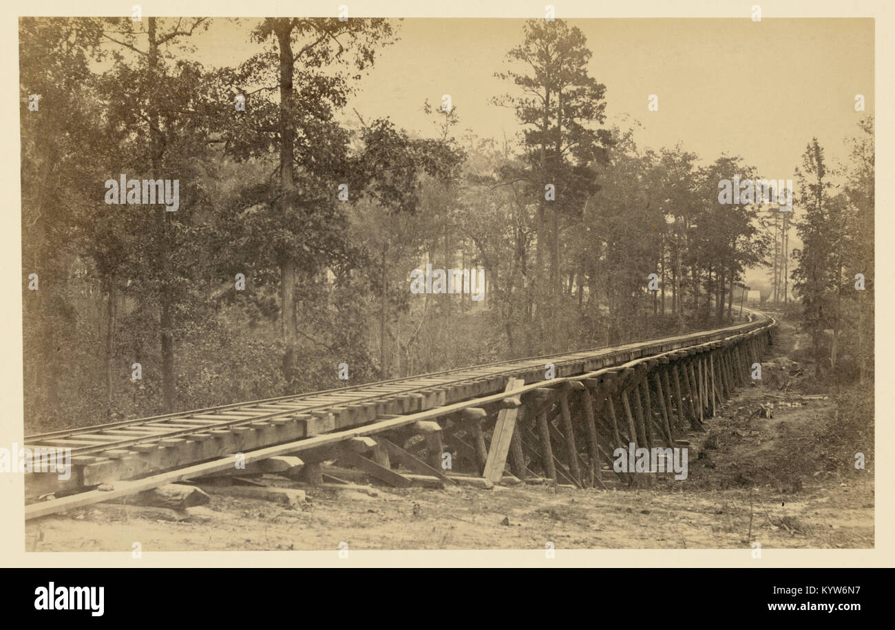 Ponte ferroviario con tralicci in legno Foto Stock