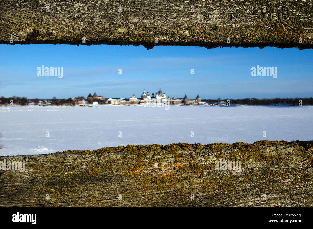 Vista del monastero di Solovki dal mare bianco Foto Stock