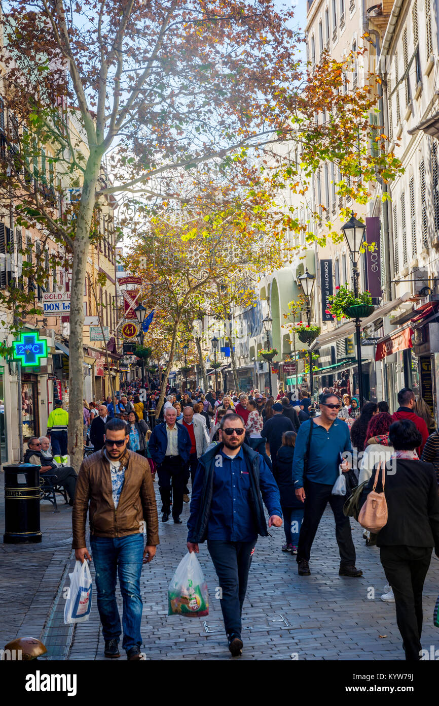 Gibilterra - 19 novembre: gente che camminava per strada a Gibilterra nel centro cittadino in una giornata di sole. Novembre 2016 Foto Stock