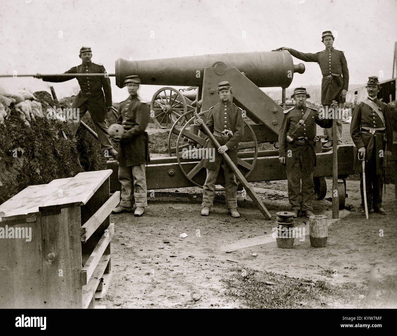 Arlington, Virginia. I soldati della 4a New York di artiglieria pesante il carico 24-pdr. assedio sulla pistola barbette di legno Foto Stock