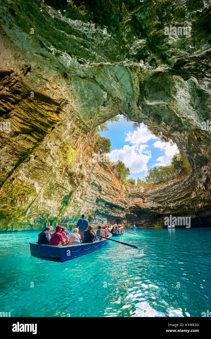 La barca turistica sul lago in grotta Melissani, l'isola di Cefalonia, Grecia Foto Stock