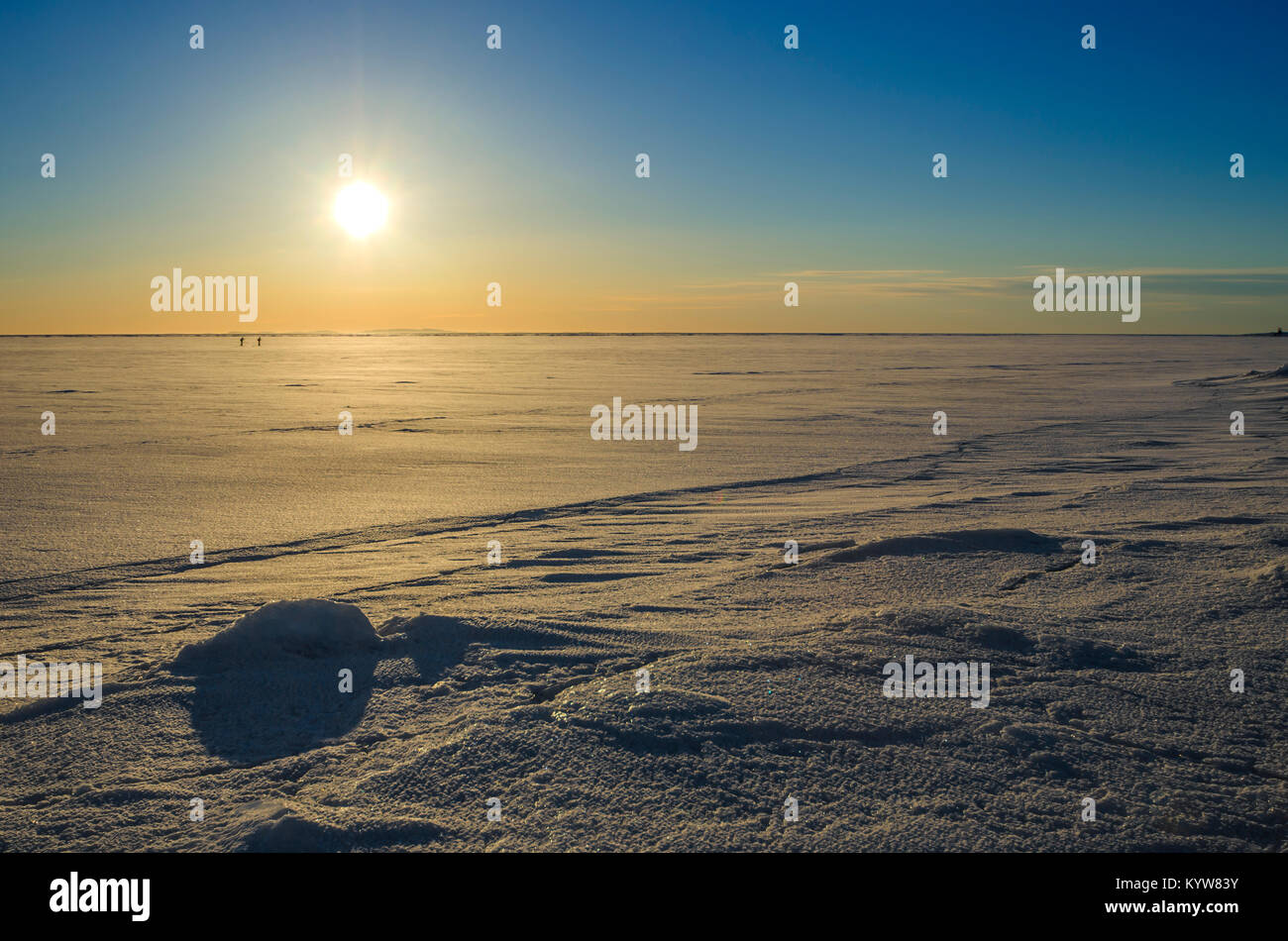 Mare bianco in inverno al tramonto. Russia, Solovki Foto Stock