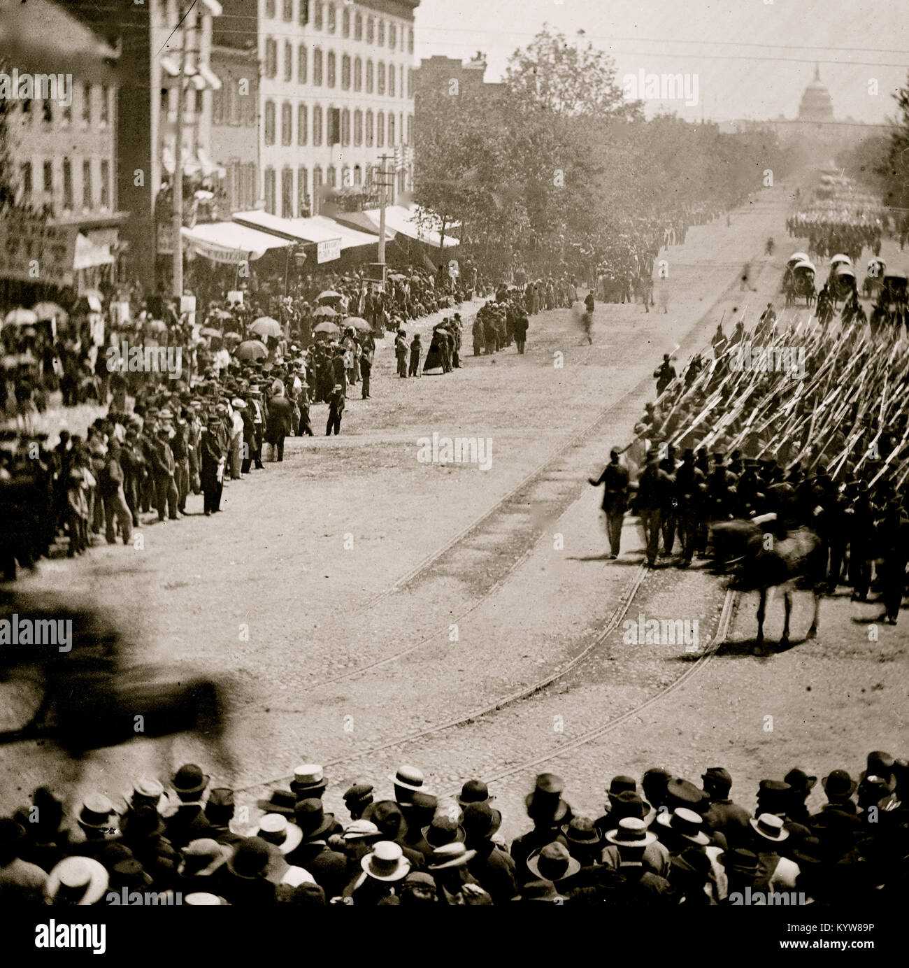 Washington, Distretto di Columbia. Il Grand Revisione dell'esercito. Le unità del XX Corpo d'Armata, Esercito di Georgia, passando su Pennsylvania Avenue vicino al tesoro Foto Stock