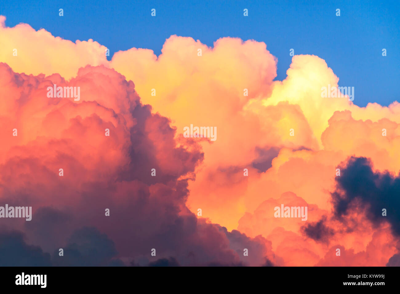 Bella estate paesaggio con cielo blu e nuvole cumulus al tramonto. sfondo astratto Foto Stock