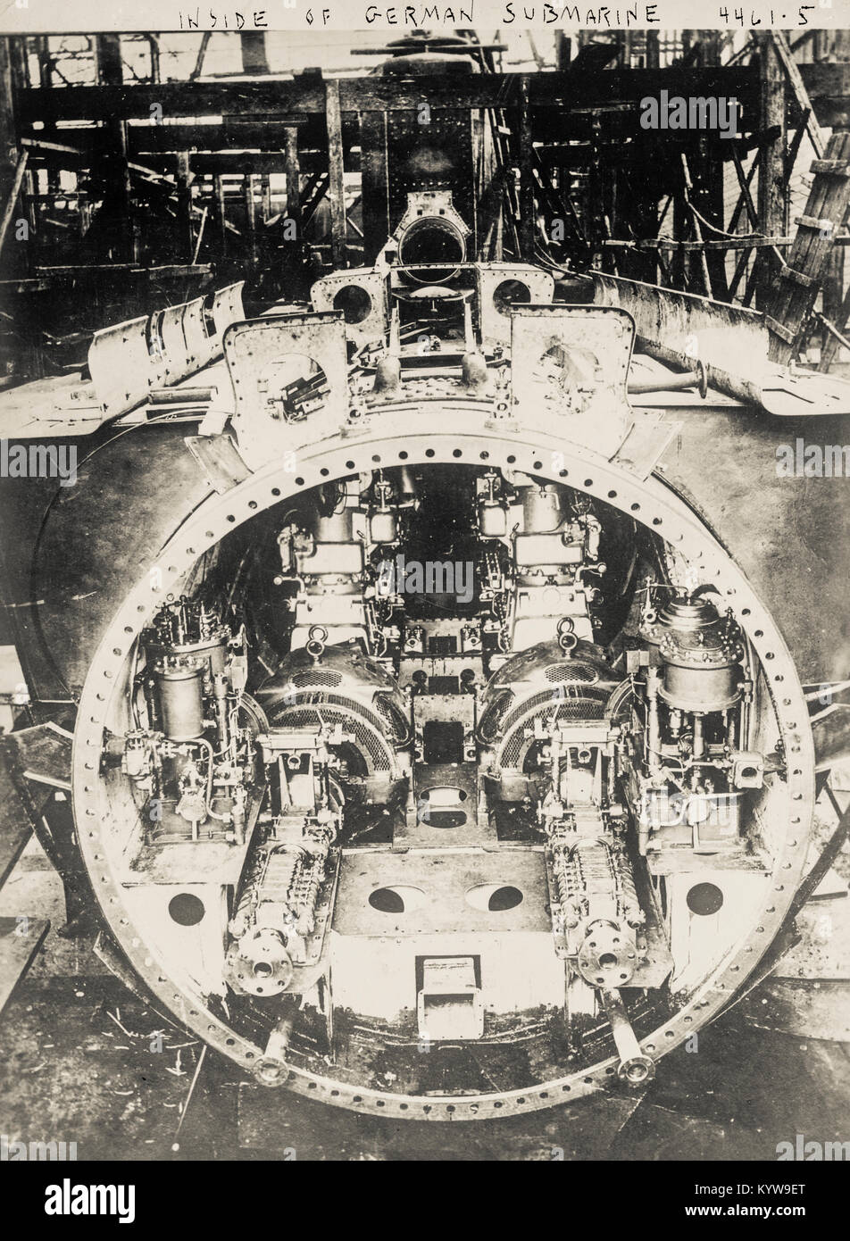 La Prima guerra mondiale. La prima guerra mondiale (WWI o WW1), noto anche come la prima guerra mondiale la Grande Guerra o la guerra per porre fine a tutte le guerre, è stata una guerra globale originario in Europa che è durata dal 28 luglio 1914 al 11 novembre 1918. Più di 70 milioni di personale militare, compresi 60 milioni di europei sono stati mobilitati in uno dei più grandi guerre della storia.oltre nove milioni di combattenti e sette milioni di civili sono morti a causa della guerra (comprese le vittime di un certo numero di g ocides), un tasso di incidenti aggravato dai belligeranti' tecnologica e industriale di raffinatezza. Foto Stock