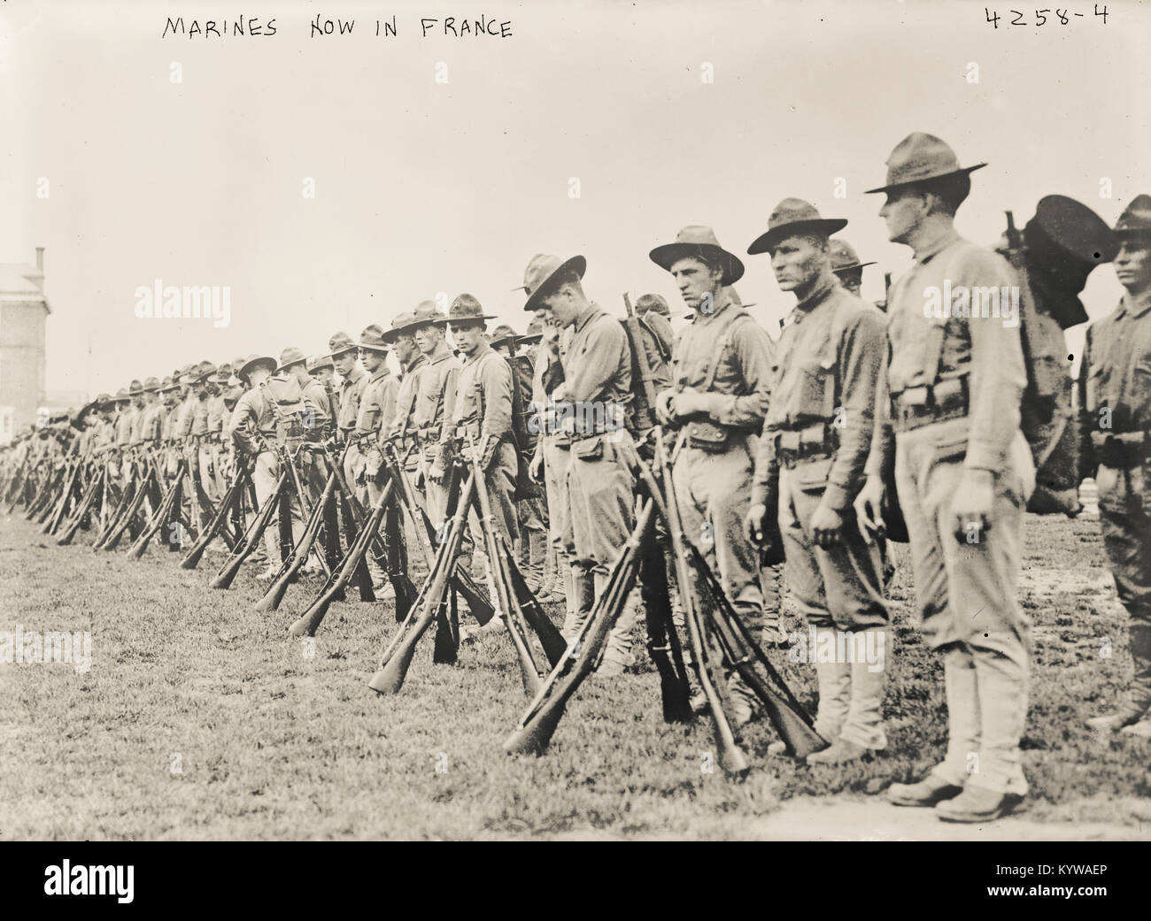 La Prima guerra mondiale. La prima guerra mondiale (WWI o WW1), noto anche come la prima guerra mondiale la Grande Guerra o la guerra per porre fine a tutte le guerre, è stata una guerra globale originario in Europa che è durata dal 28 luglio 1914 al 11 novembre 1918. Più di 70 milioni di personale militare, compresi 60 milioni di europei sono stati mobilitati in uno dei più grandi guerre della storia.oltre nove milioni di combattenti e sette milioni di civili sono morti a causa della guerra (comprese le vittime di un certo numero di g ocides), un tasso di incidenti aggravato dai belligeranti' tecnologica e industriale di raffinatezza. Foto Stock