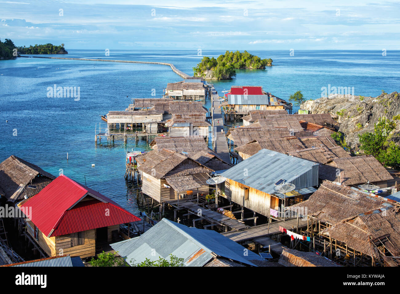 Stilt Village Pulau Papan nel golfo di Tomini a isole Togian Sulawesi, Indonesia Foto Stock