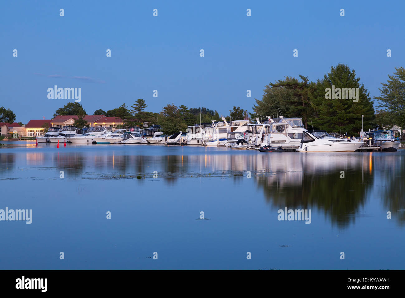 Il Driftwood Cove Resort marini al crepuscolo in porto Severn, Ontario, Canada. Foto Stock