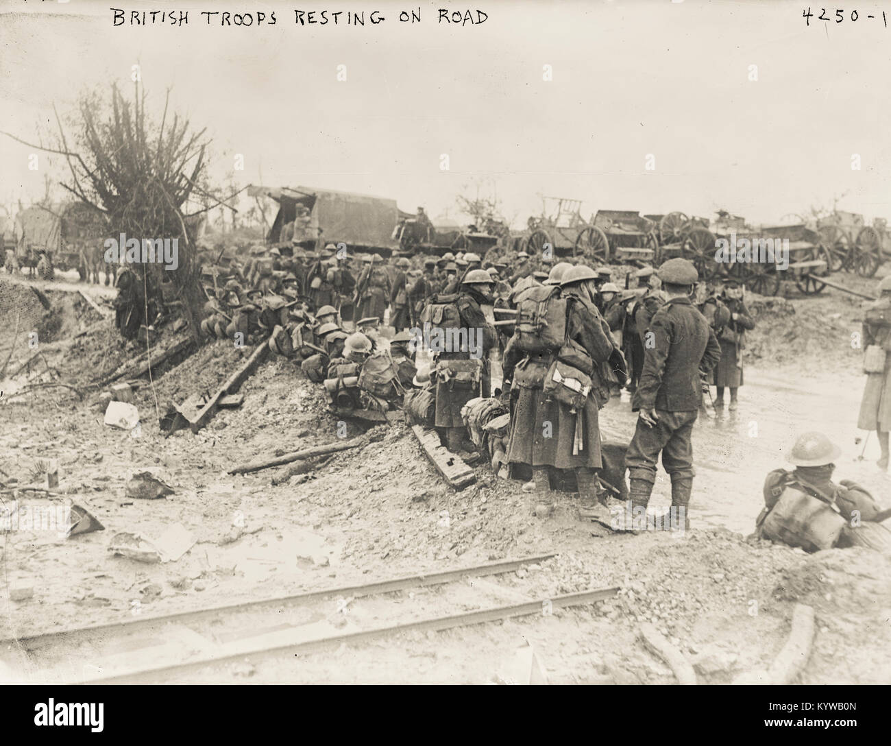 La Prima guerra mondiale. La prima guerra mondiale (WWI o WW1), noto anche come la prima guerra mondiale la Grande Guerra o la guerra per porre fine a tutte le guerre, è stata una guerra globale originario in Europa che è durata dal 28 luglio 1914 al 11 novembre 1918. Più di 70 milioni di personale militare, compresi 60 milioni di europei sono stati mobilitati in uno dei più grandi guerre della storia.oltre nove milioni di combattenti e sette milioni di civili sono morti a causa della guerra (comprese le vittime di un certo numero di g ocides), un tasso di incidenti aggravato dai belligeranti' tecnologica e industriale di raffinatezza. Foto Stock