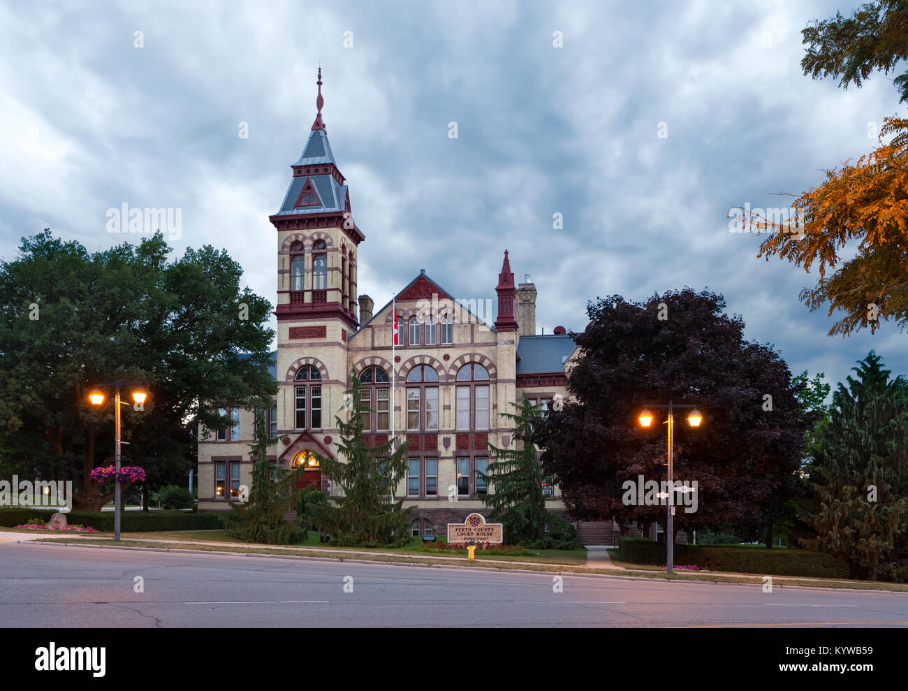 La terapia Perth County Courthouse visto qui al tramonto è un edificio storico situato a Stratford, Ontario, Canada. Foto Stock